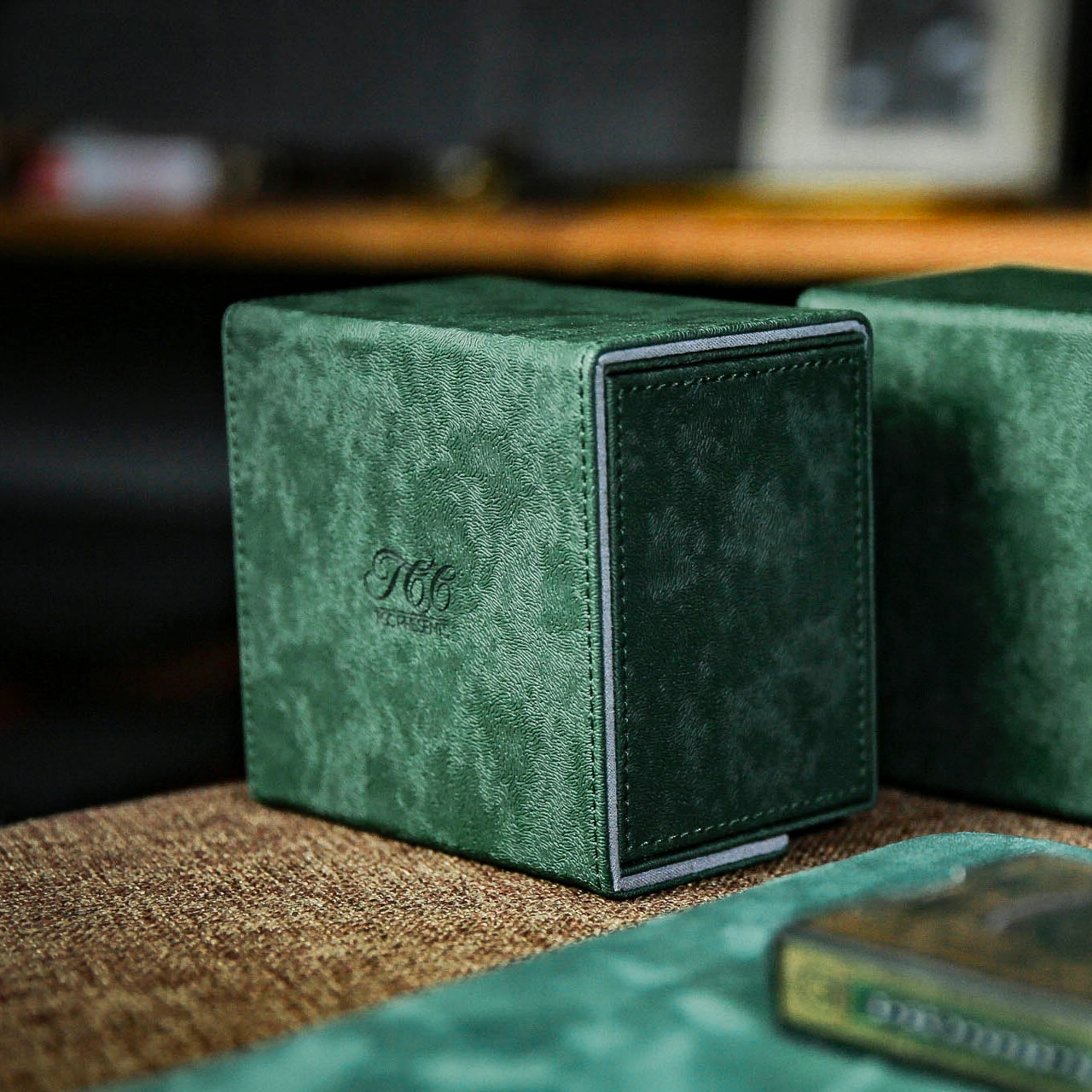 Реквізит для фокусів | Колекційний бокс для карт від TCC зелений (6 колод)