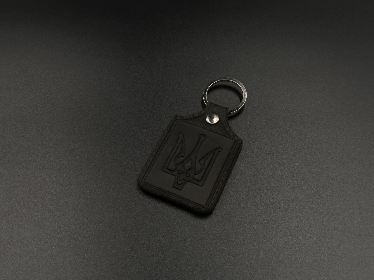 Брелок шкіряний. Тризуб. 43x65мм. Колір Чорний.
