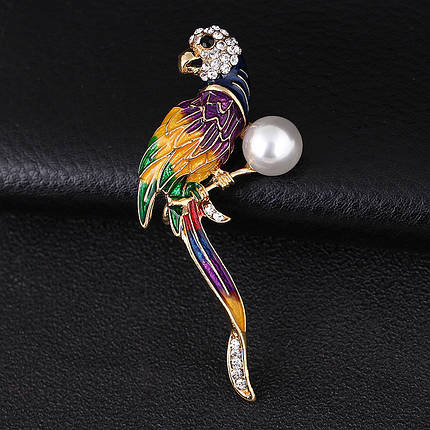 Брошка металева золотиста папуга з різнобарвними стразами та перлами розмір виробу 65х30 мм, фото 1