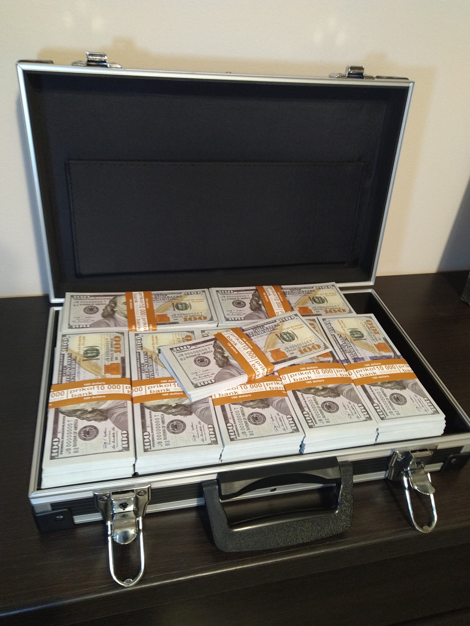 Долари в кейсі півмільйона або 500 тисяч доларів валіза з грошима