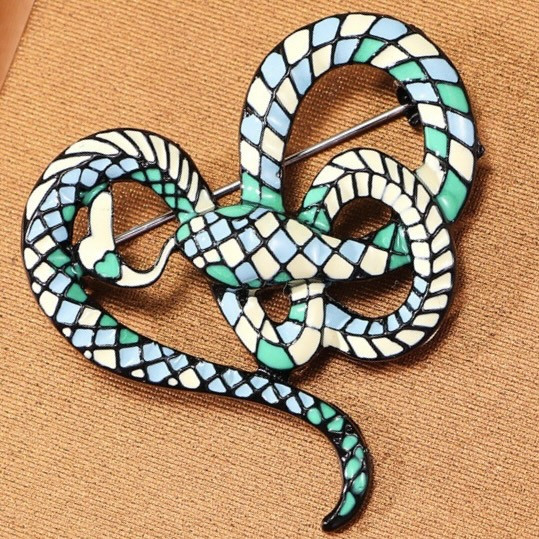 Брошка металева на сріблястій основі змія покрита триколірною емаллю розмір виробу 50х45 мм