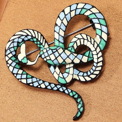 Брошка металева на сріблястій основі змія покрита триколірною емаллю розмір виробу 50х45 мм, фото 1