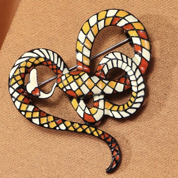 Брошка металева на сріблястій основі змія покрита триколірною емаллю розмір виробу 50х45 мм