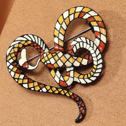 Брошка металева на сріблястій основі змія покрита триколірною емаллю розмір виробу 50х45 мм, фото 1