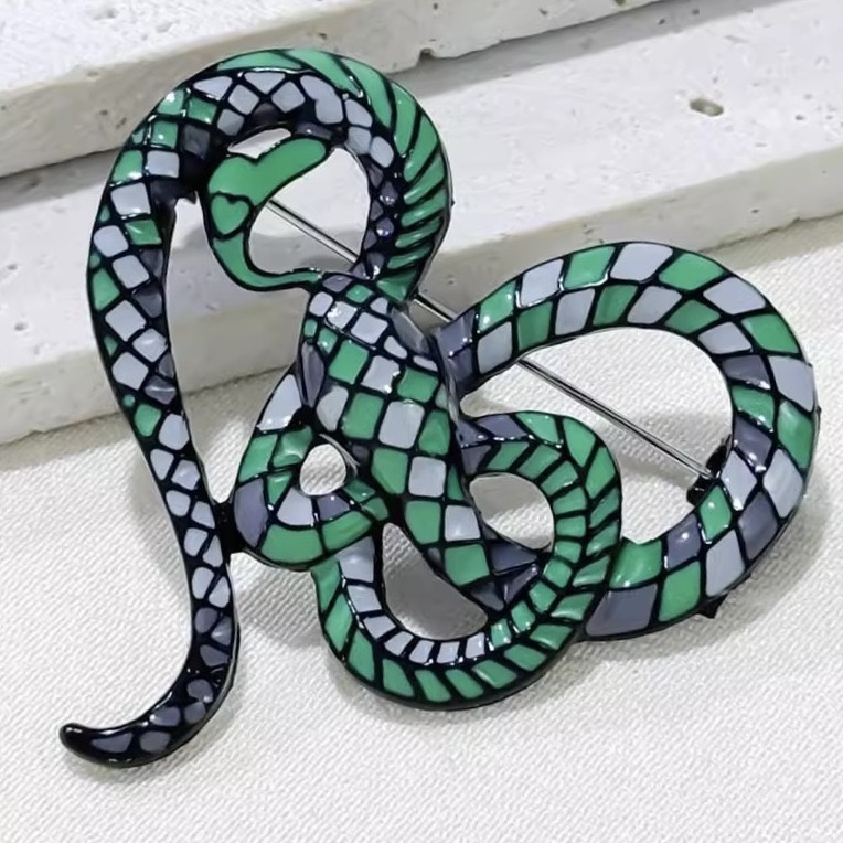 Брошка металева на сріблястій основі змія покрита триколірною емаллю розмір виробу 50х45 мм