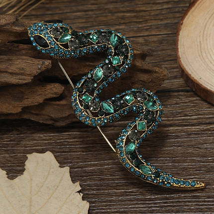 Брошка металева на золотистій основі змія зі смарагдовими кристалами розмір виробу 70х25 мм, фото 2