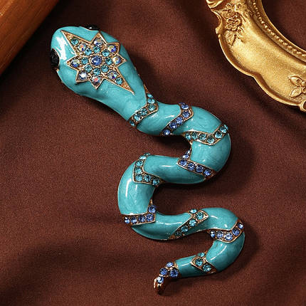 Брошка металева на золотистій основі змія з кристалами покрита кольоровою емаллю розмір виробу 95х45 мм, фото 2