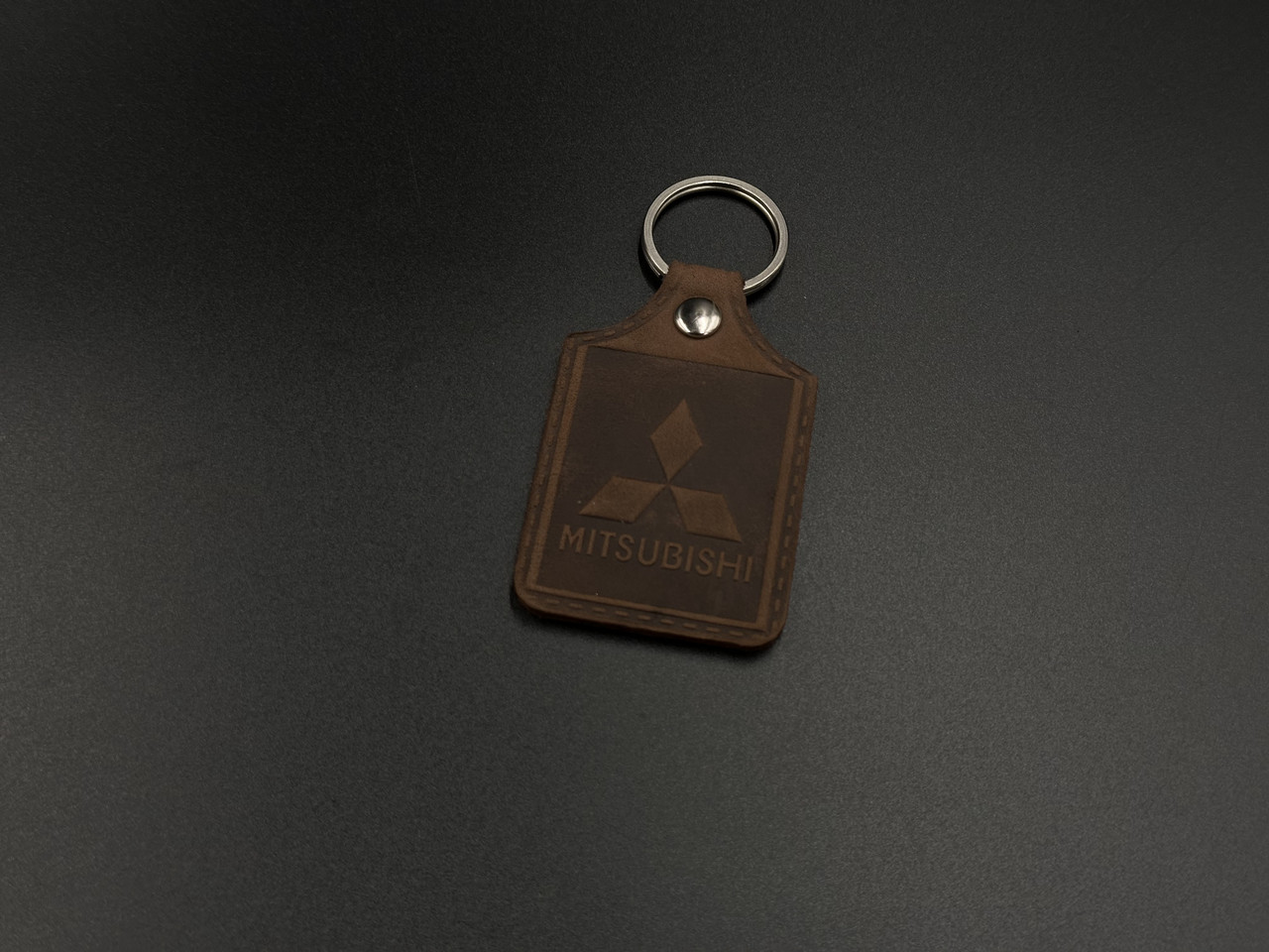 Брелок шкіряний. Mitsubishi. 43x65мм. Колір Коричневий.