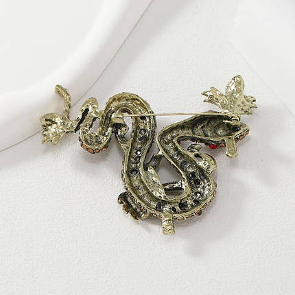 Брошка металева на золотистій основі змія з різнобарвними кристалами розмір виробу 90х80 мм, фото 2