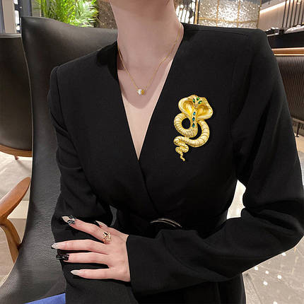 Брошка металева на золотистій основі змія кобра зі смарагдовими кристалами розмір виробу 95х55 мм, фото 2