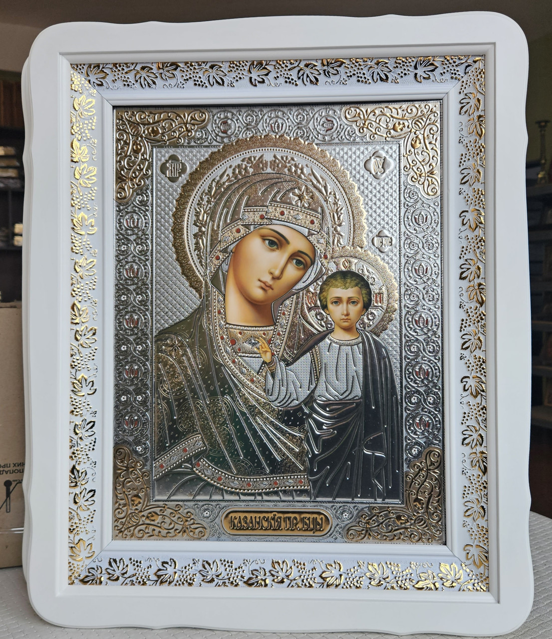 Иконы Спаситель и Казанская в деревянном фигурном киоте сюжет 30*40 - подарочные иконы
на любой праздник от компании Family Store