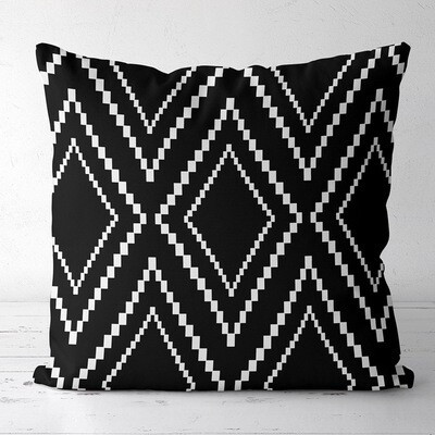 Подушка з принтом 50x50 см «Орнамент з ромбів на чорному тлі»