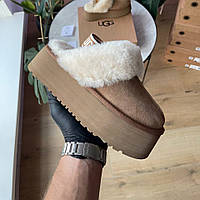 Зимові коричневі замшеві жіночі Уггі шльопки UGG Funkette Slipper Platform Chestnut на платформі натуральне хутро