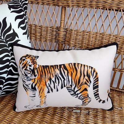 Подушка декоративна 45х32 см (мішковина) «Тигр»