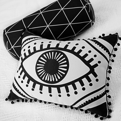 Подушка декоративна (мішковина) 45х32 см із помпонами «Глаз»