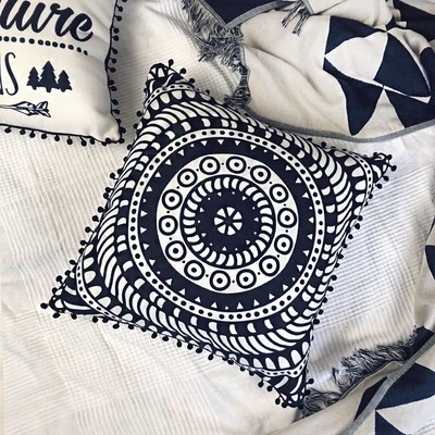 Подушка декоративна з помпонами (мішковина) «Орнамент»