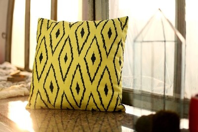 Подушка для дивана 45х45 см ««Ромби на жовтому фоні»