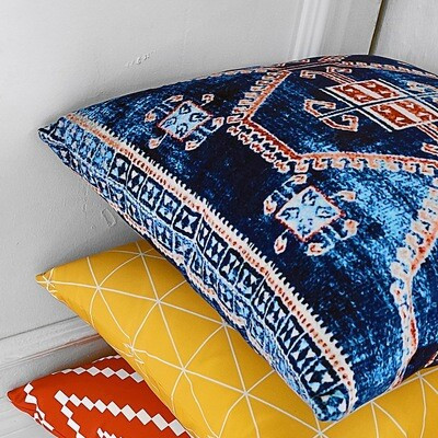 Подушка для дивана 45х45 см ««Червоно-білий орнамент на синьому фоні»