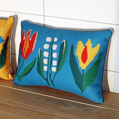 Подушка декоративна 45х32 см (мішковина) «Квіти на блакитному тлі»