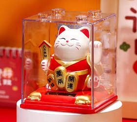 Манеки Неко в кімоно на сонячній батарейці Червоний