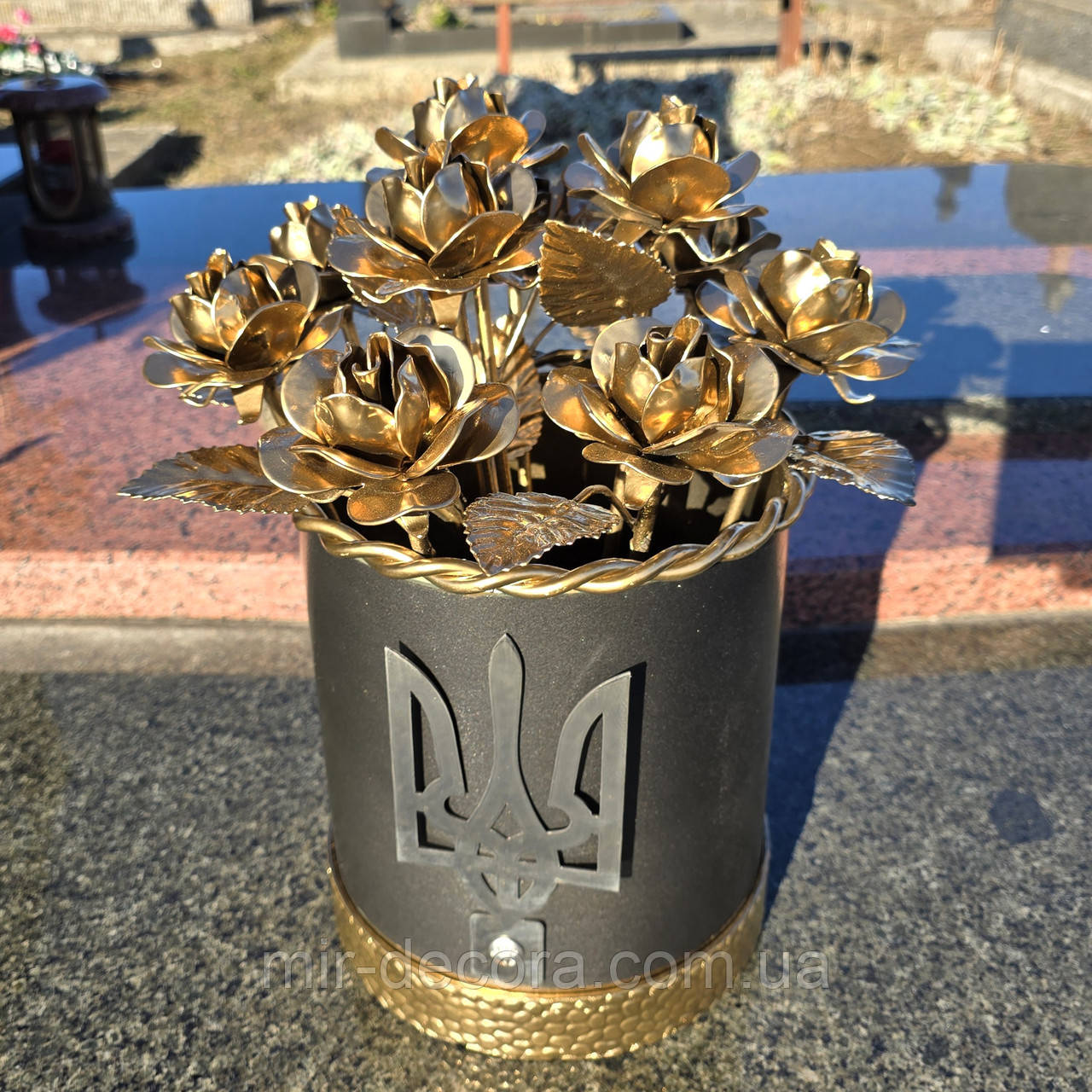 Кована ваза з трояндами, ваза для кладовища, ваза на алею слави, кована ваза