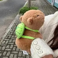 М'яка іграшка браслет на руку Капібара з рюкзаком і механічним Хвостиком 15 см YU227