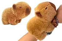 М'яка іграшка браслет на руку Капібара 21 см YU227