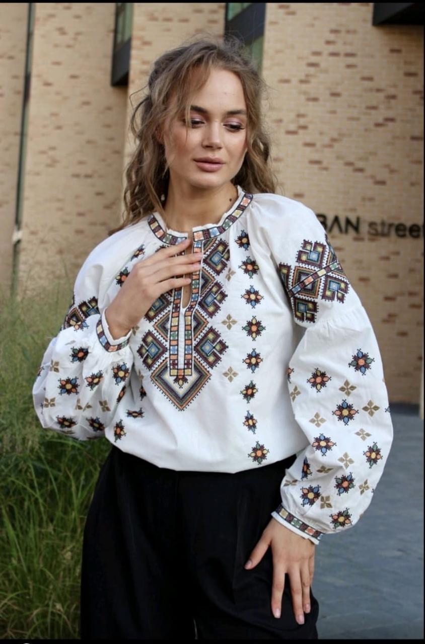 Вишиванка батал молочного кольору, блуза з геометричним орнаментом розміри XL, 2XL, 3XL