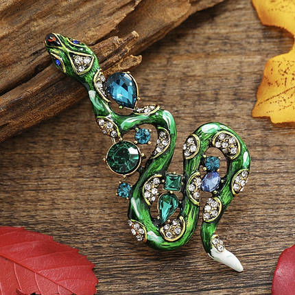 Брошка металева на золотистій основі змія зелена з різнобарвними стразами розмір виробу 80х40 мм, фото 2