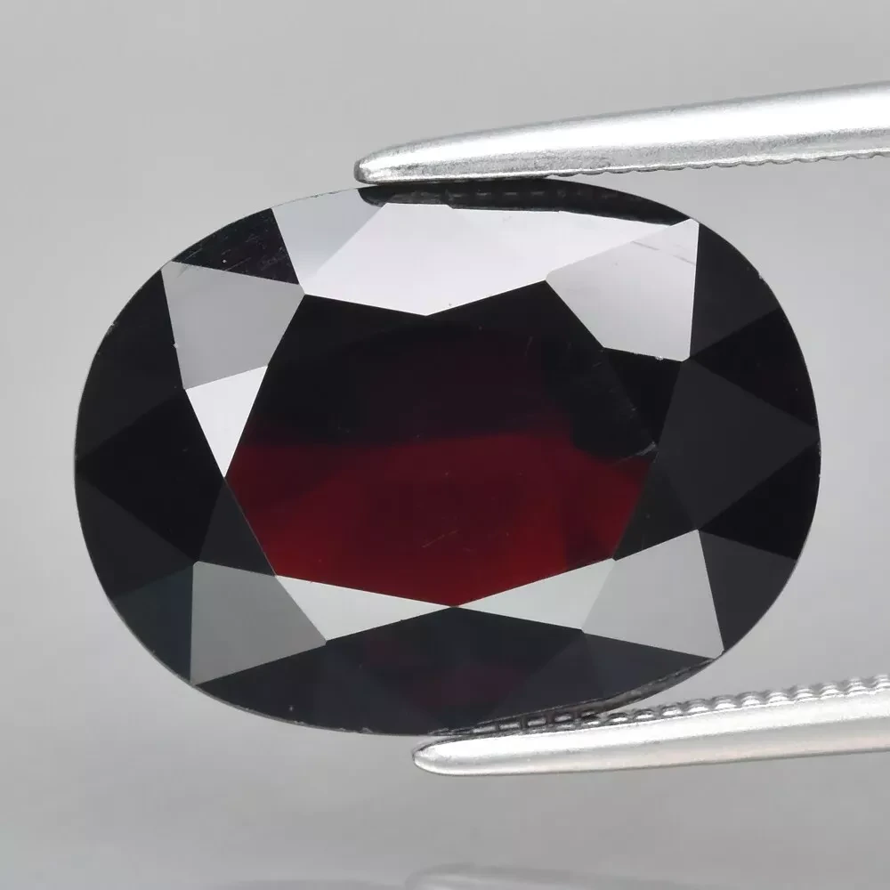 Гранат 7.52 ct 14,0 x 10,3 x 5,7 мм
