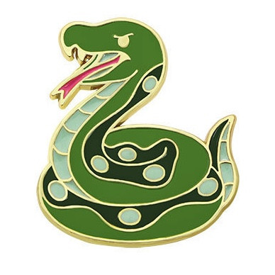 Брошка значок кліпса металева на золотистій основі змія покрита кольоровою емаллю розмір виробу 30х25 мм