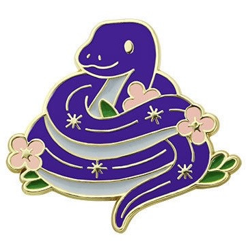 Значок кліпса на золотистій основі метал фіолетова змія покрита кольоровою емаллю розмір виробу 30х30 мм