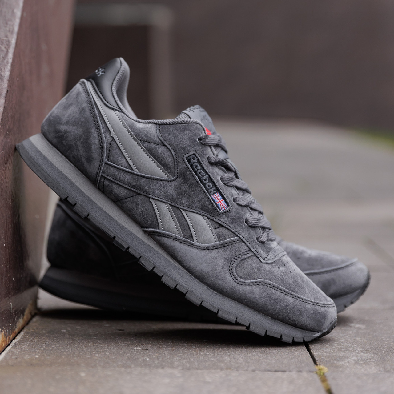 Чоловічі кросівки замшеві Reebok Classic  весна-осінь демісезонні (світло сірі). Живе фото