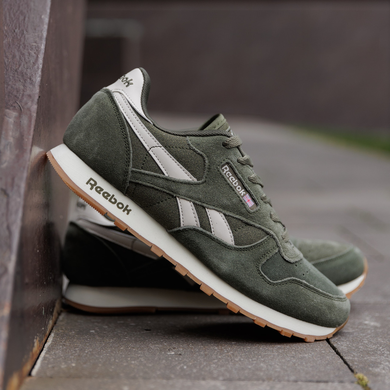 Чоловічі кросівки замшеві Reebok Classic  весна-осінь демісезонні (хакі). Живе фото