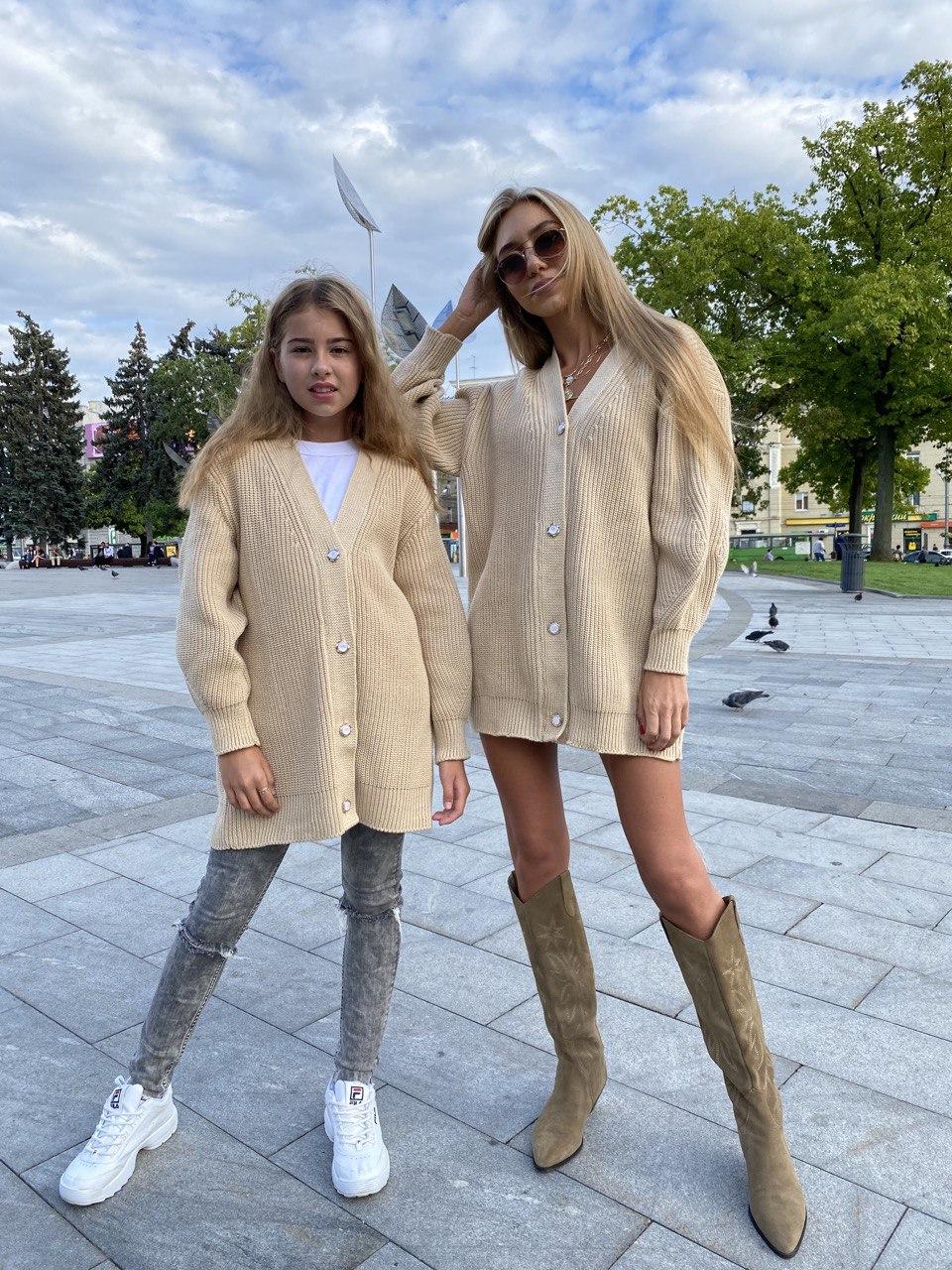 В'язаний кардиган вільного крою для дівчаток та дорослих з ґудзиками бежевого кольору р. 134-158 та S-M, фото 1