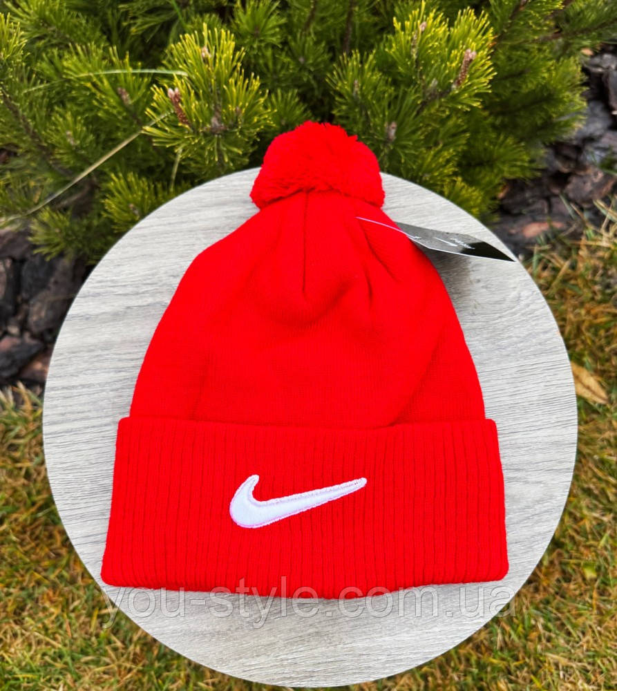 Шапка Nike червона