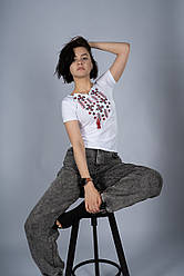 Класична біла жіноча вишита футболка «Зоряне сяйво (червона вишивка)»