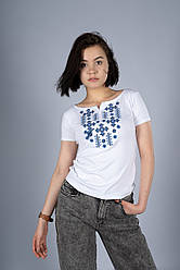 Літня жіноча вишита футболка білого кольору «Зоряне сяйво (синя вишивка)»