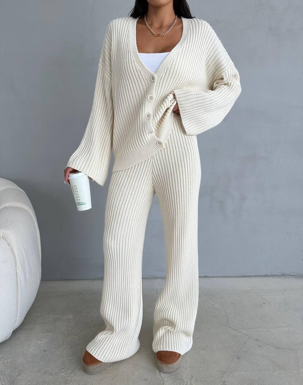 Жіночий в'язаний вільний костюм-двійка молочного відтінку в р. 42/46: кардиган на ґудзиках і прямі штани, фото 1