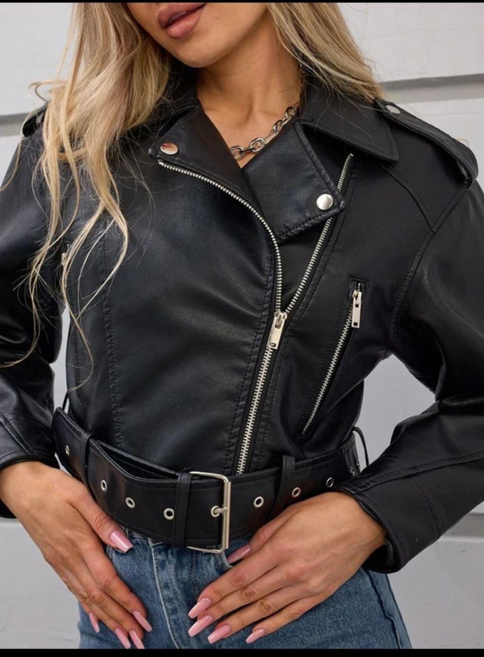 Куртка косуха жіноча чорна модна коротка з поясом No2359 - фото 1 - id-p2486586629