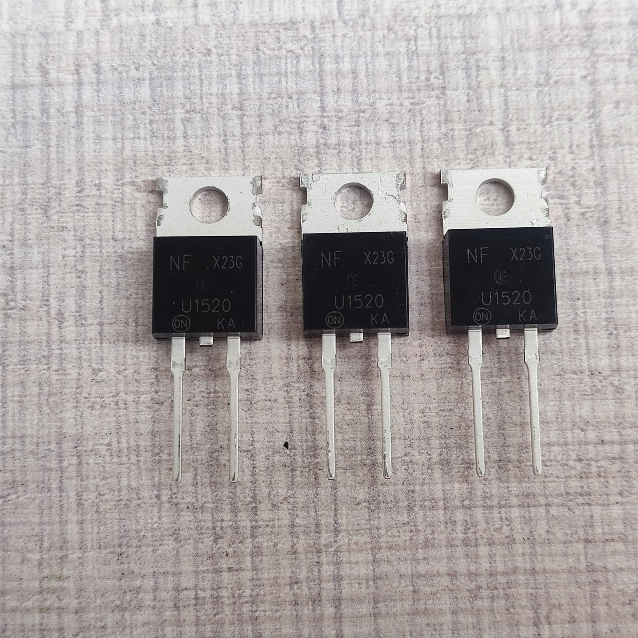 ДІод швидкодіючій MUR 1520G 200В 15А TO-220AC