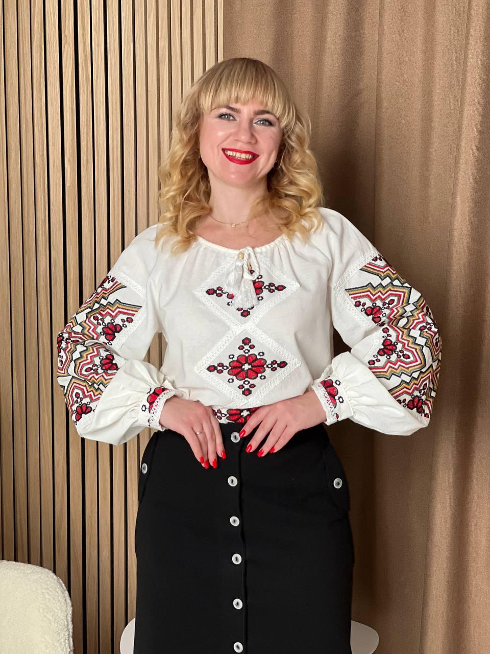 Вишита блуза із зав'язками молочна