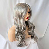 Перука сіра попеляста хвиляста без чубчика з проділом 60 см, фото 3