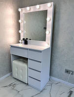 Столик для макіяжу