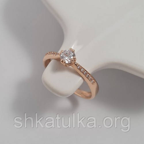 Каблучка золота з білими круглими фіанітами різного розміру тонка