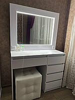 Туалетний столик з підсвіткою
