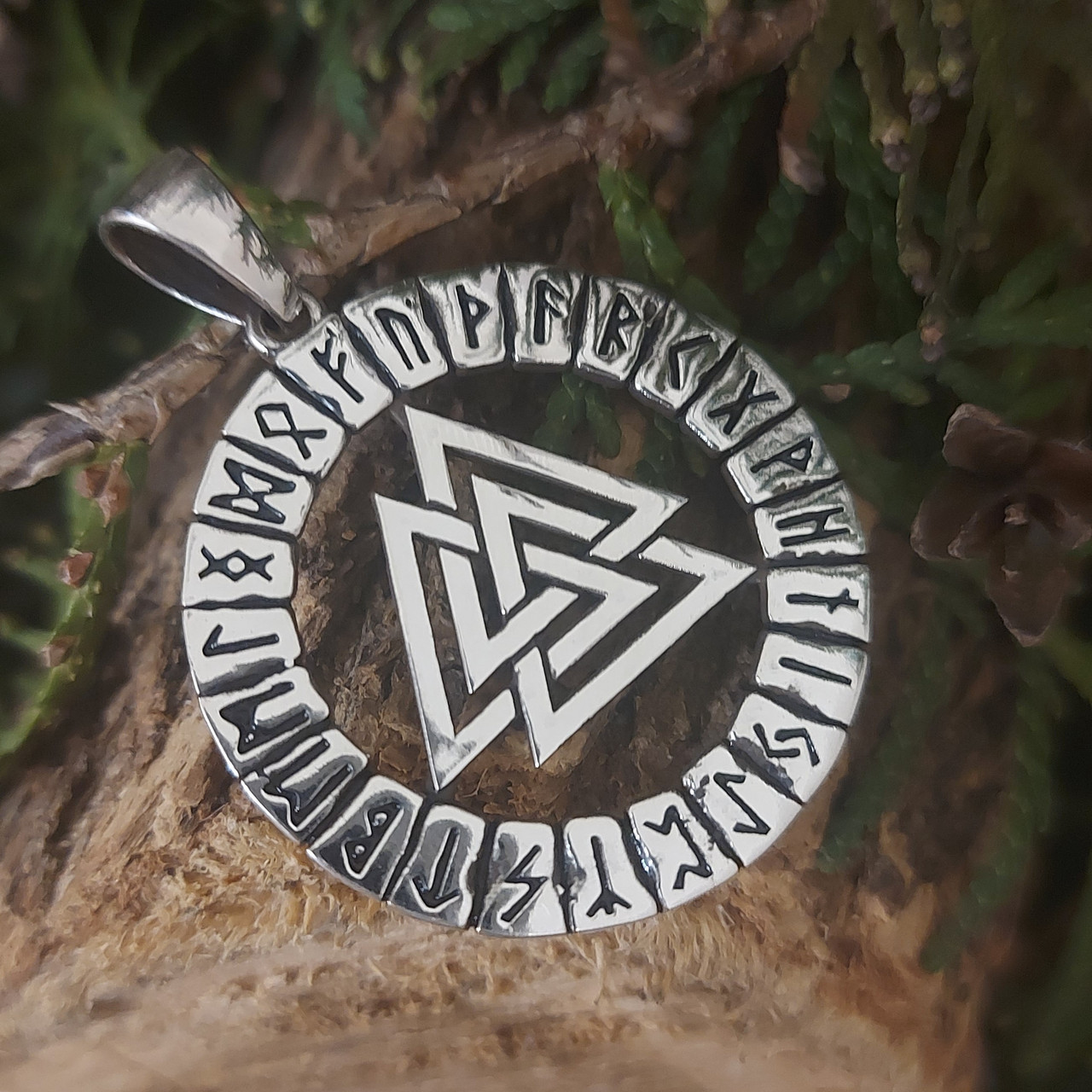 Валькнут у рунічному колі Футарке Кулон амулет