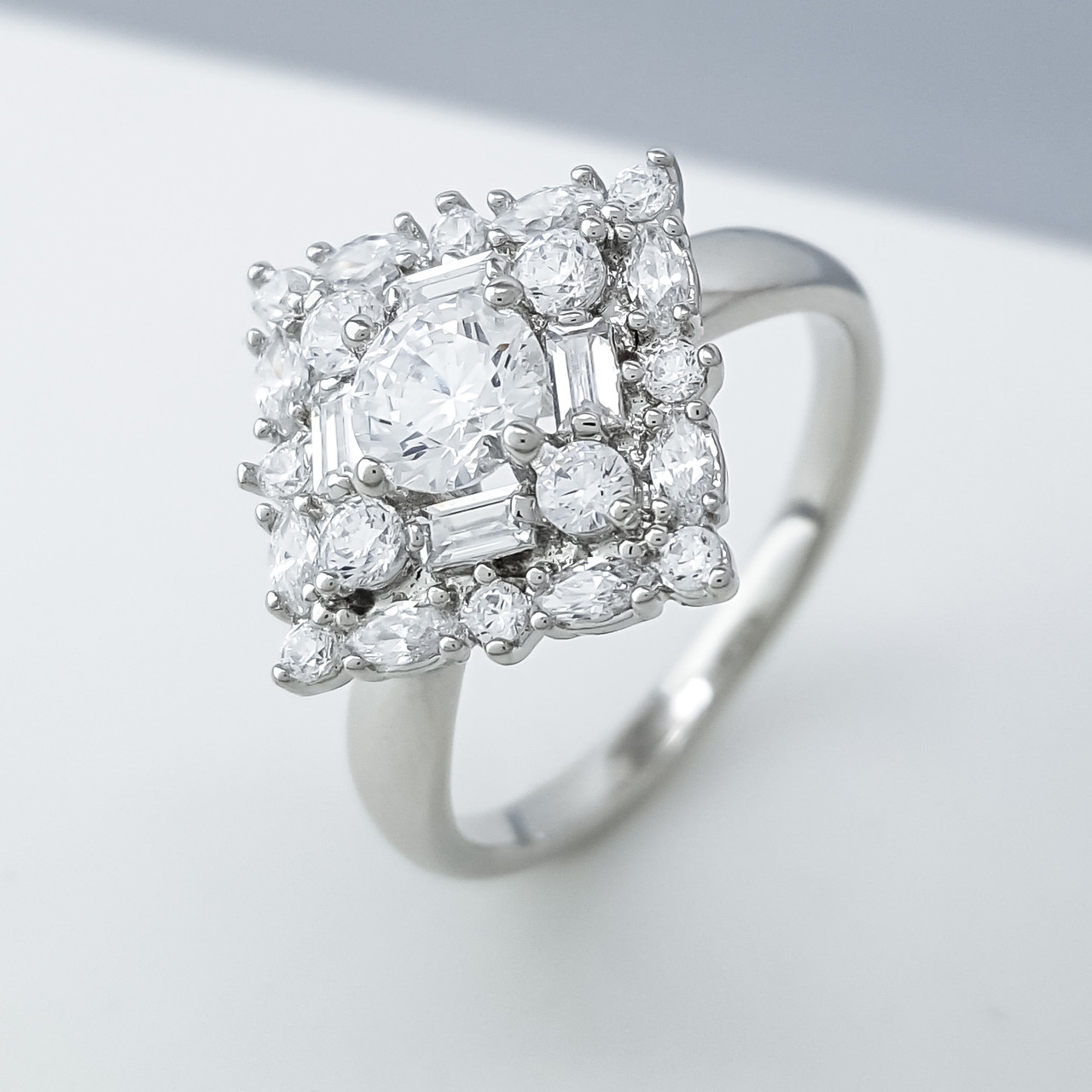 Кільце "Ромб" з багетним цирконієм, р.18; медичне золото Xuping, родій, фото 1