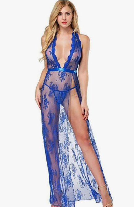 Довгий мереживний пеньюар в підлогу з глибоким декольте синього кольору.