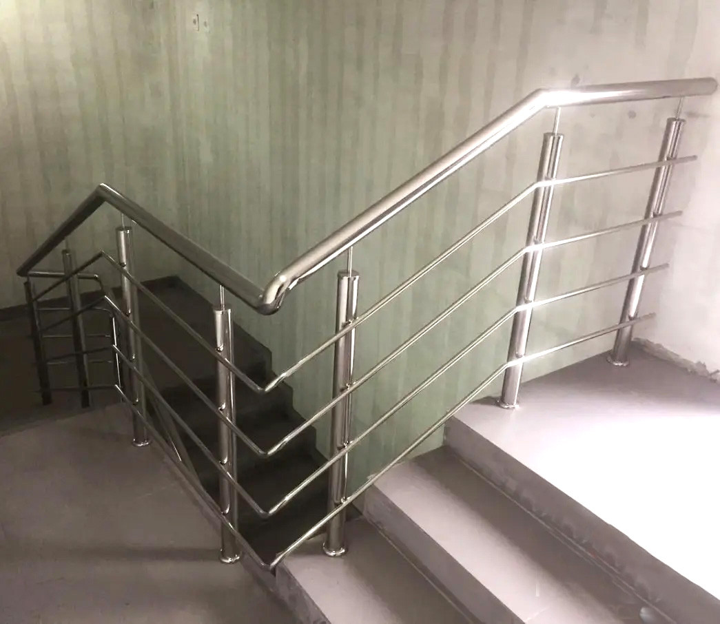 Перильні конструкції до сходів з нержавіючої сталі AISI 201, поручень Ø38 мм, стійка Ø38 мм, 4 ригеля Ø10 мм, бокове кріплення